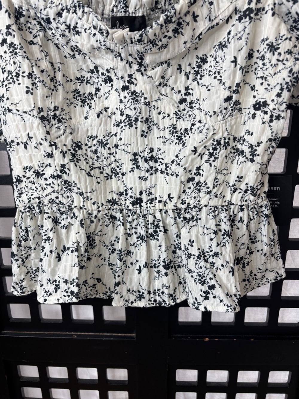 🤍 Lulu’s Smocked Peplum Top Women's Small Black White Floral Puff Sleeve NWT 🤍 - Picture 4 of 12